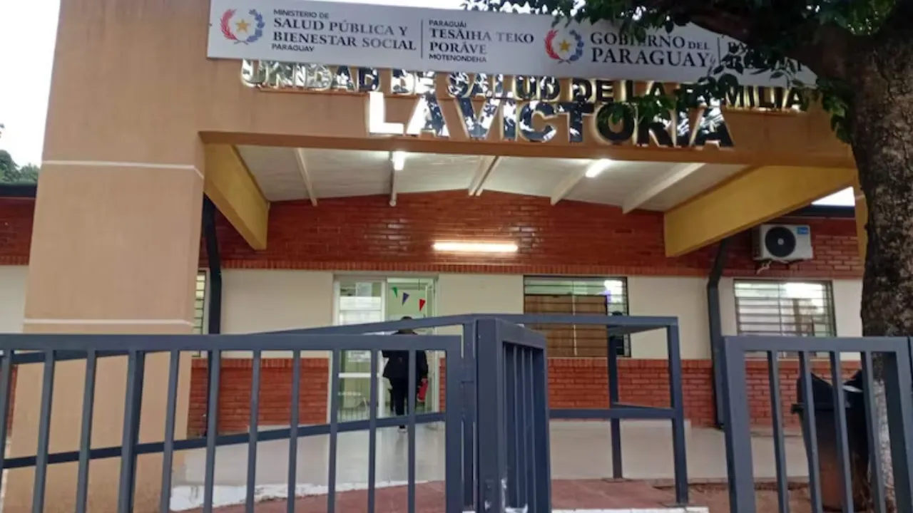 Fachada de la Unidad de Salud de la Familia La Victoria en Lambaré, con paredes de ladrillo y rejas negras.