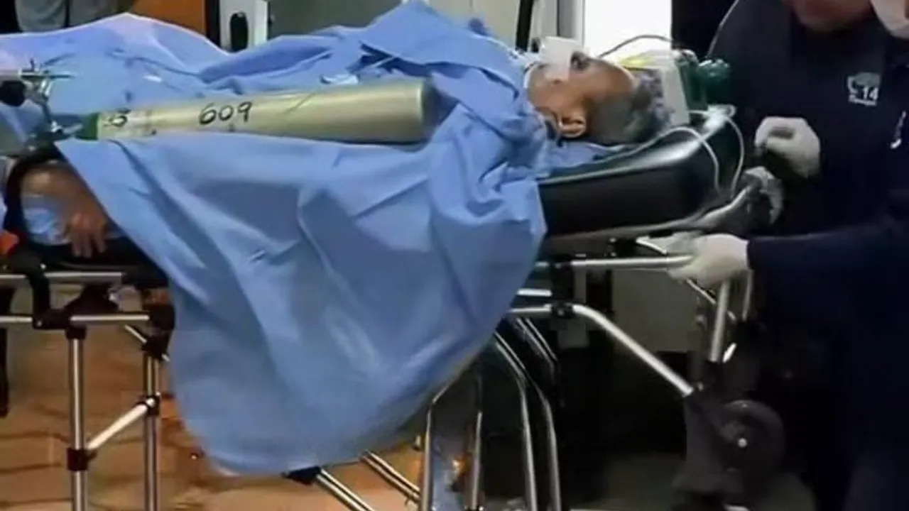 Hugo Javier González es trasladado en una camilla con asistencia de oxígeno por personal de seguridad.