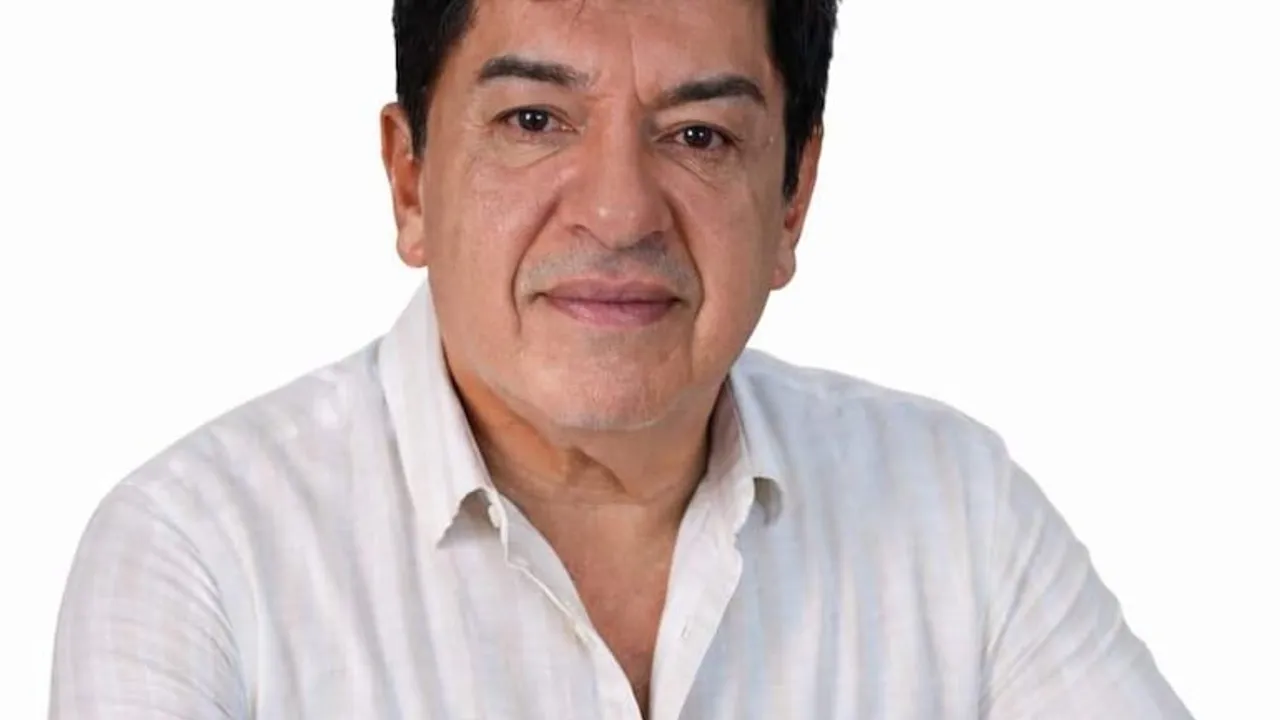 Primer plano del concejal Augusto Wagner, vistiendo una camisa blanca sobre un fondo claro.