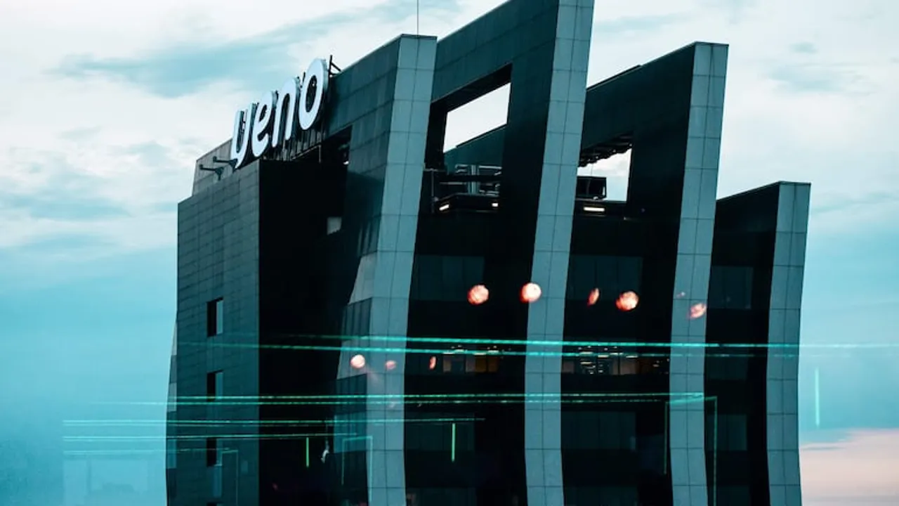 Fachada del moderno edificio de Ueno Bank con su logotipo en la parte superior bajo un cielo nublado.