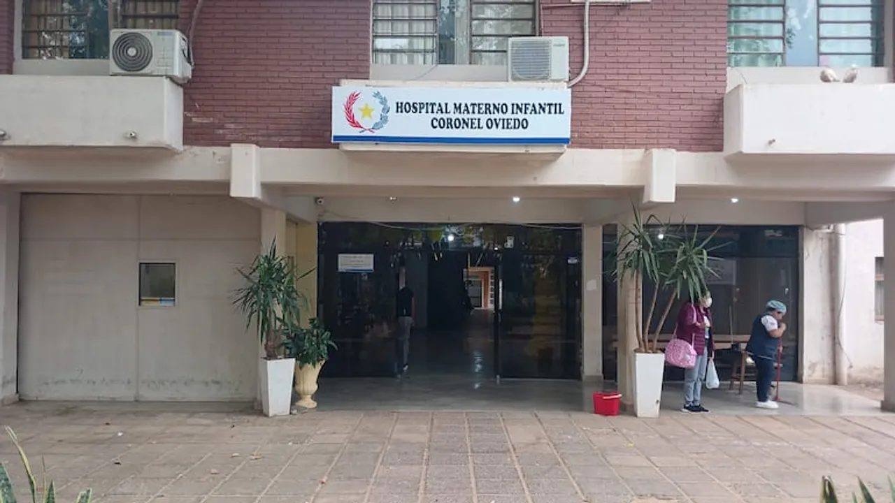Fachada de ladrillo del Hospital Materno Infantil Coronel Oviedo con su cartel identificador sobre la entrada principal.