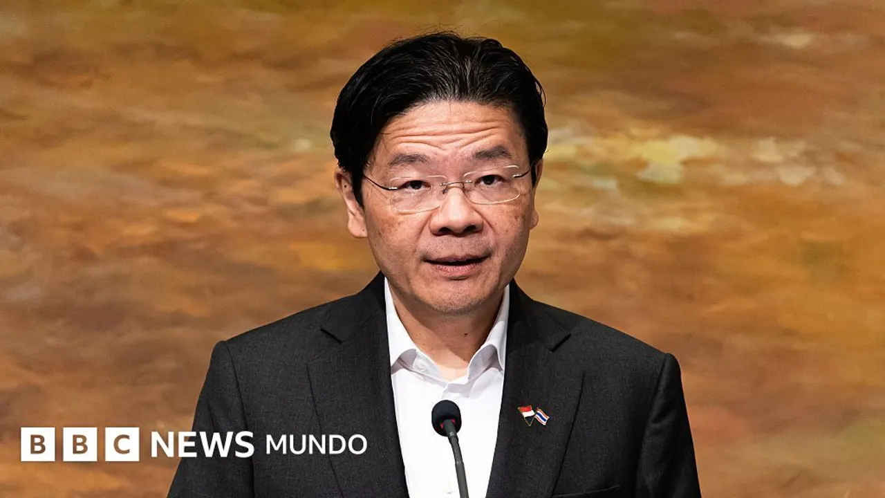 Lawrence Wong, primer ministro de Singapur, con anteojos y traje oscuro, habla frente a un micrófono.