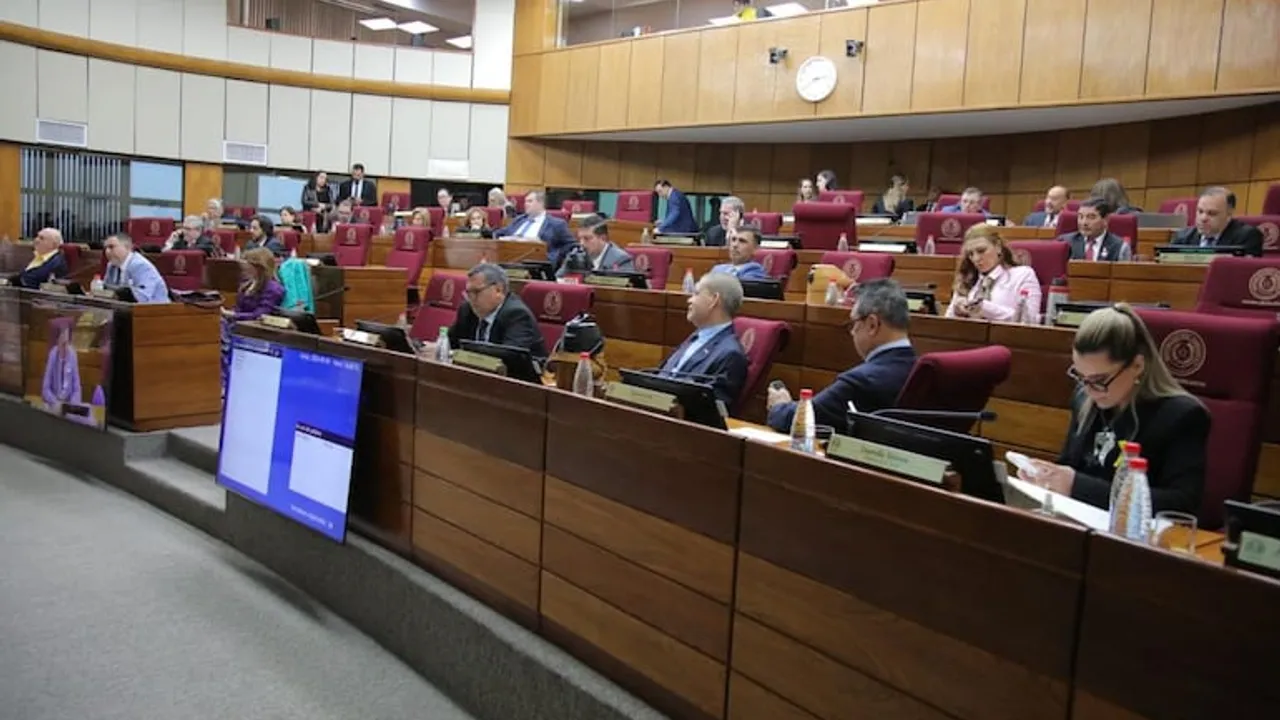 Senadores paraguayos sentados en sus bancas durante una sesión en la sala de la Cámara de Senadores.