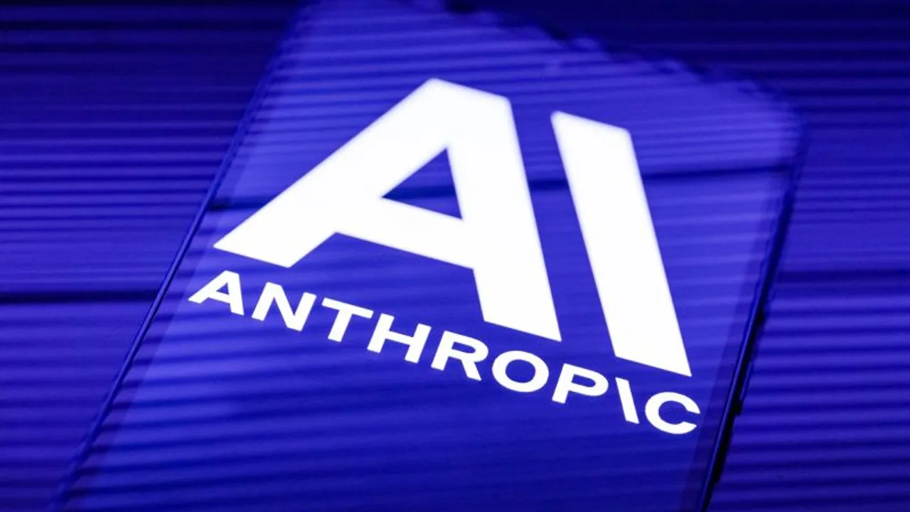 Logotipo blanco de Anthropic con las letras AI sobre la pantalla azul de un teléfono celular.