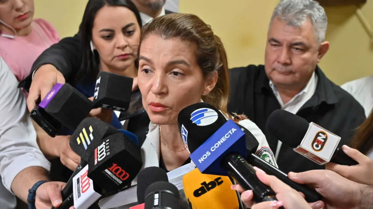 Rosanna González habla ante varios micrófonos de prensa durante una rueda de prensa.
