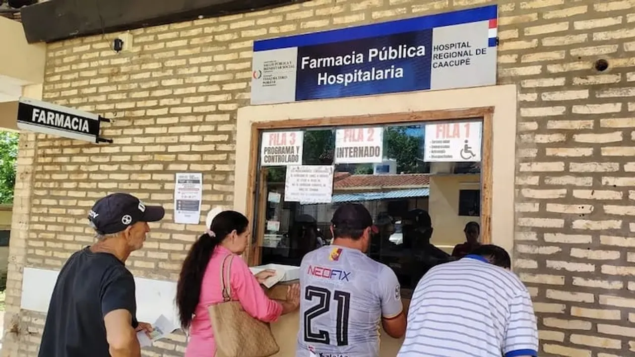 Personas forman fila frente a la ventanilla de la Farmacia Pública del Hospital Regional de Caacupé.