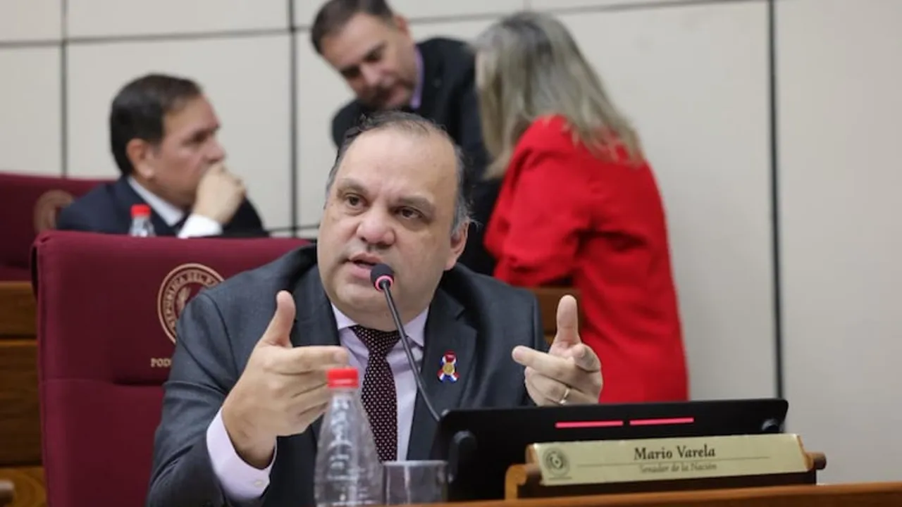 El senador Mario Varela habla frente a un micrófono en su banca del Congreso, gesticulando con ambas manos.