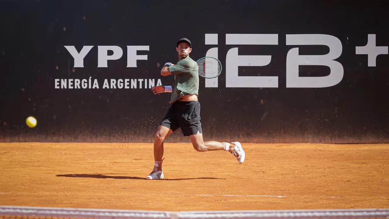 Placa blanca con la palabra Tenis centrada sobre una línea amarilla y logotipos en la parte inferior