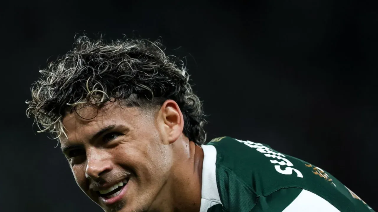 Texto Fútbol centrado en negro con línea amarilla sobre fondo blanco y logotipos de medios informativos.