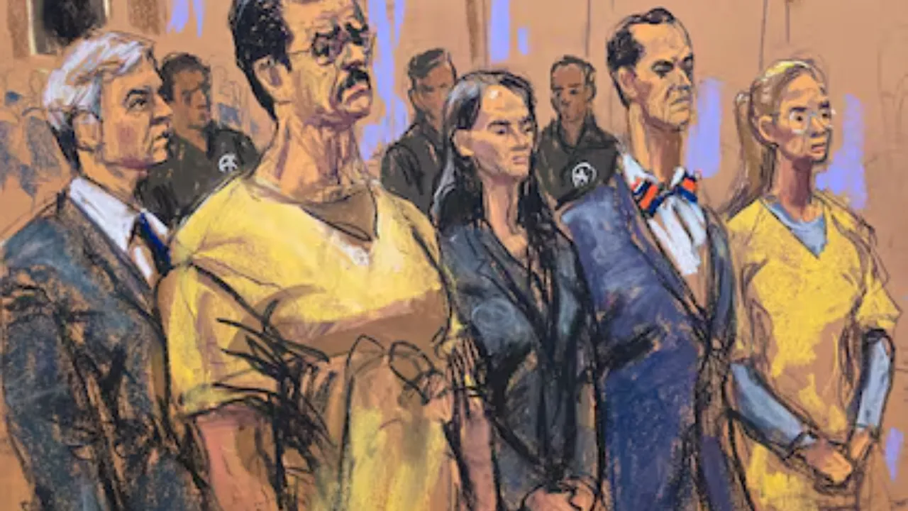 Ilustración judicial de Nicolás Maduro y Cilia Flores con uniforme beige ante el estrado en Nueva York.