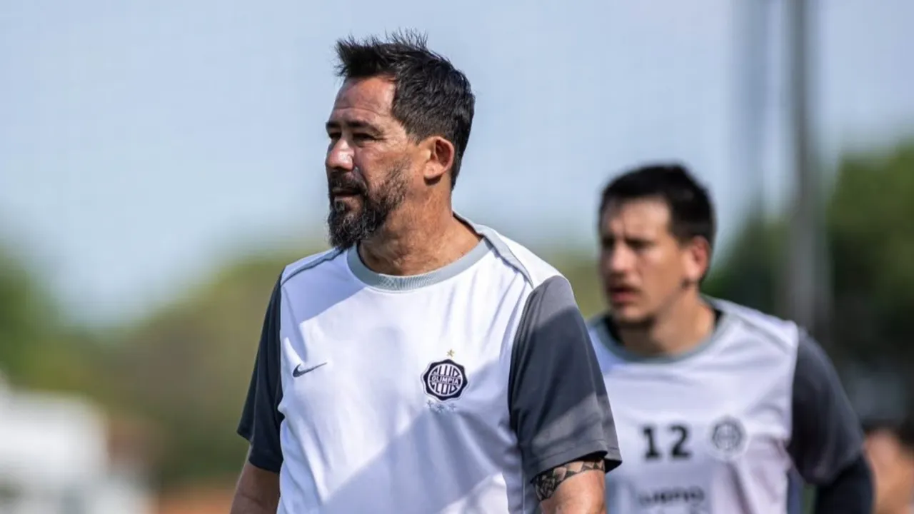 Pablo Sánchez con indumentaria de Olimpia durante una práctica al aire libre junto a futbolistas.