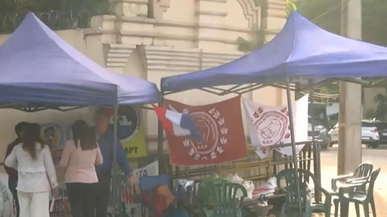 Carpa de protesta de trabajadores de la salud frente al Ministerio de Salud
