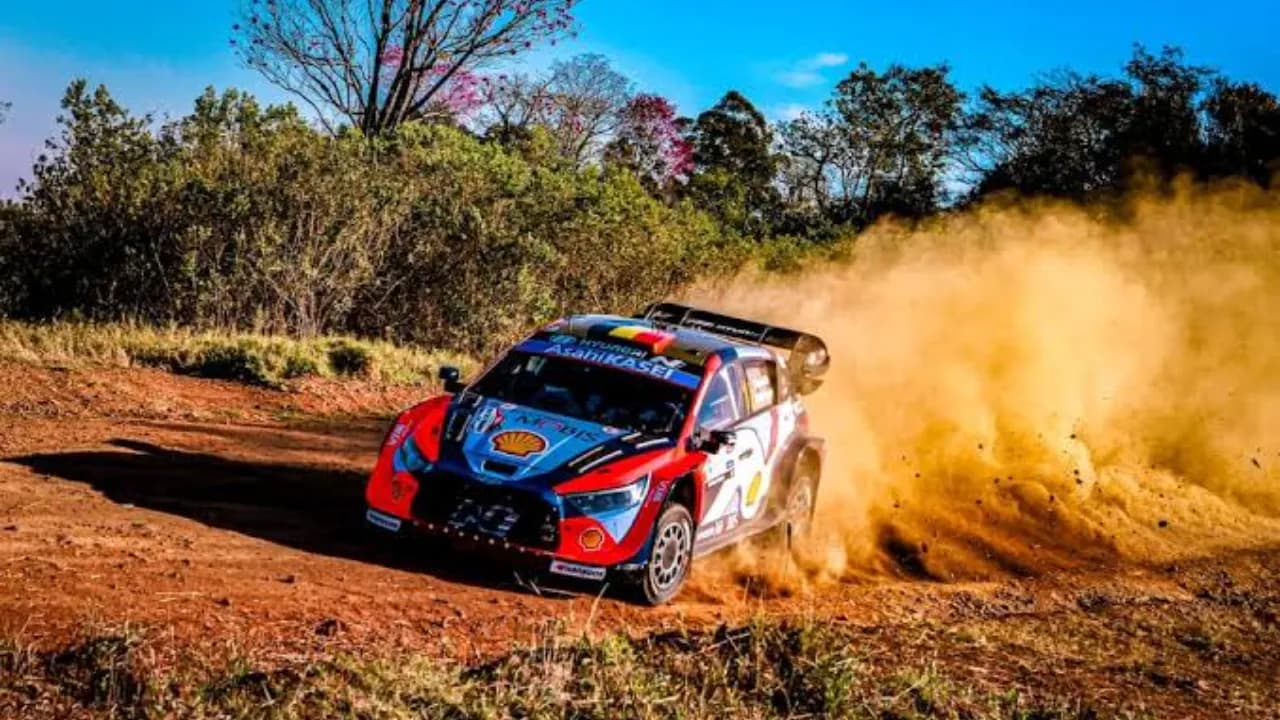 Auto del WRC durante el Rally del Paraguay en Itapúa