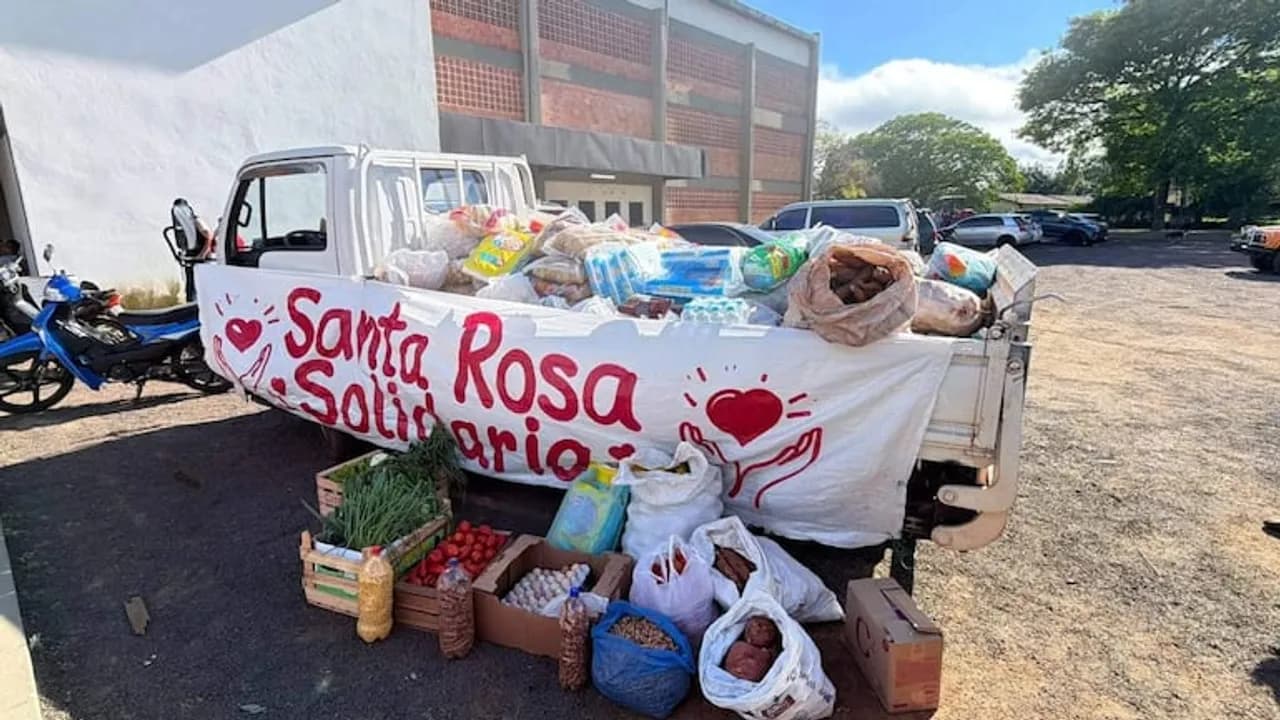 Camioneta con donaciones de alimentos llegada a Ayolas desde Santa Rosa