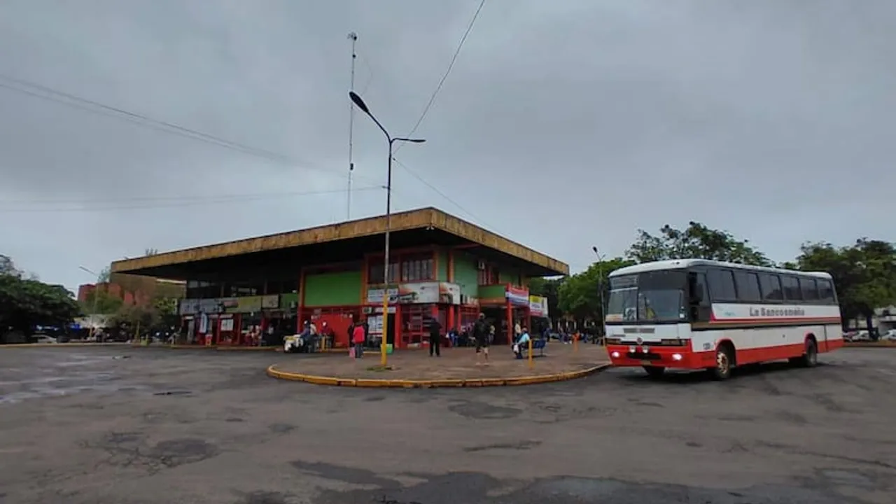 Terminal de Ómnibus de Encarnación en un día de lluvia