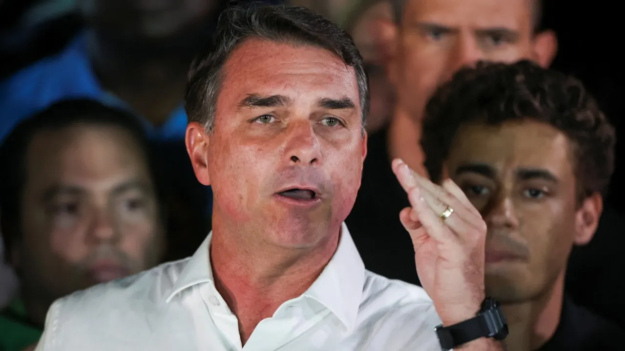 Flávio Bolsonaro se proclama presidente electo de Brasil desde Estados Unidos tras las elecciones