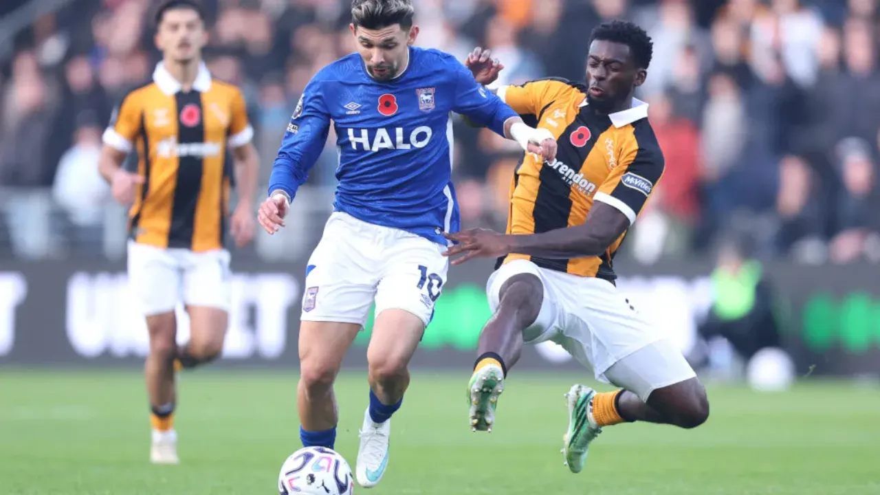 Julio Enciso marca un golazo para sellar el empate del Ipswich Town ante Hull City