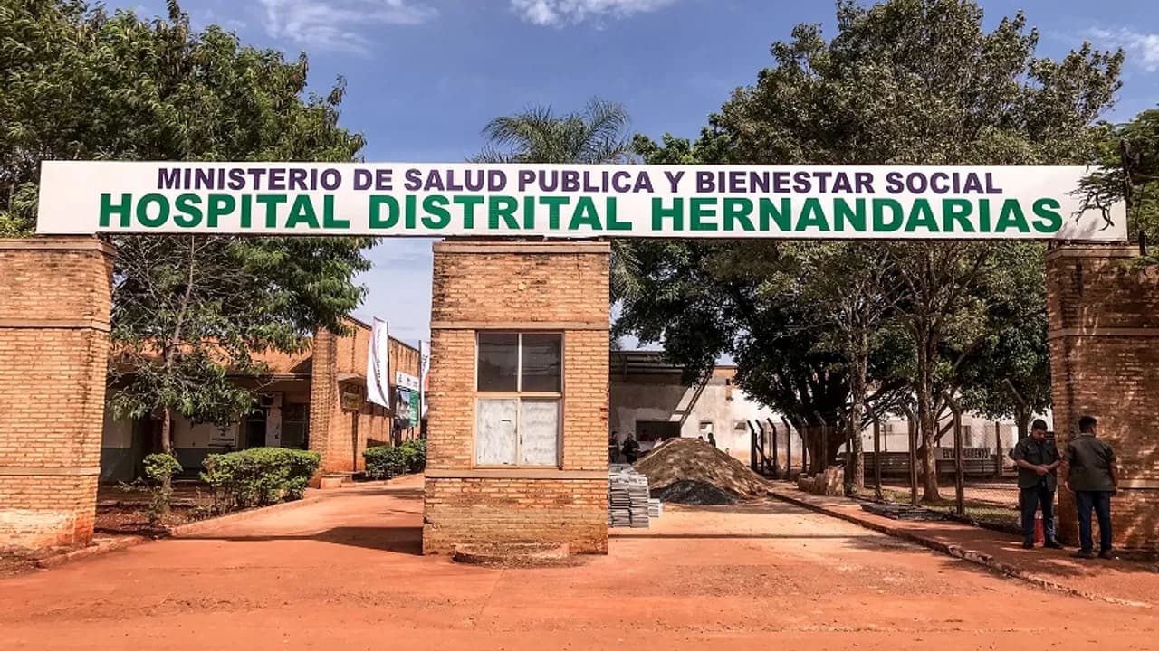 Fachada de acceso de ladrillos vistos y cartel blanco del Hospital Distrital de Hernandarias en Alto Paraná.