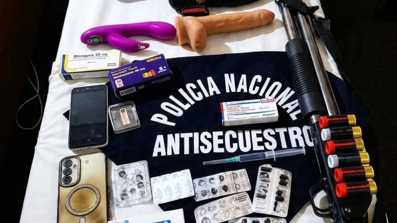 Arma de fuego, cartuchos, medicamentos, teléfonos celulares y juguetes sexuales incautados por la Policía Nacional.
