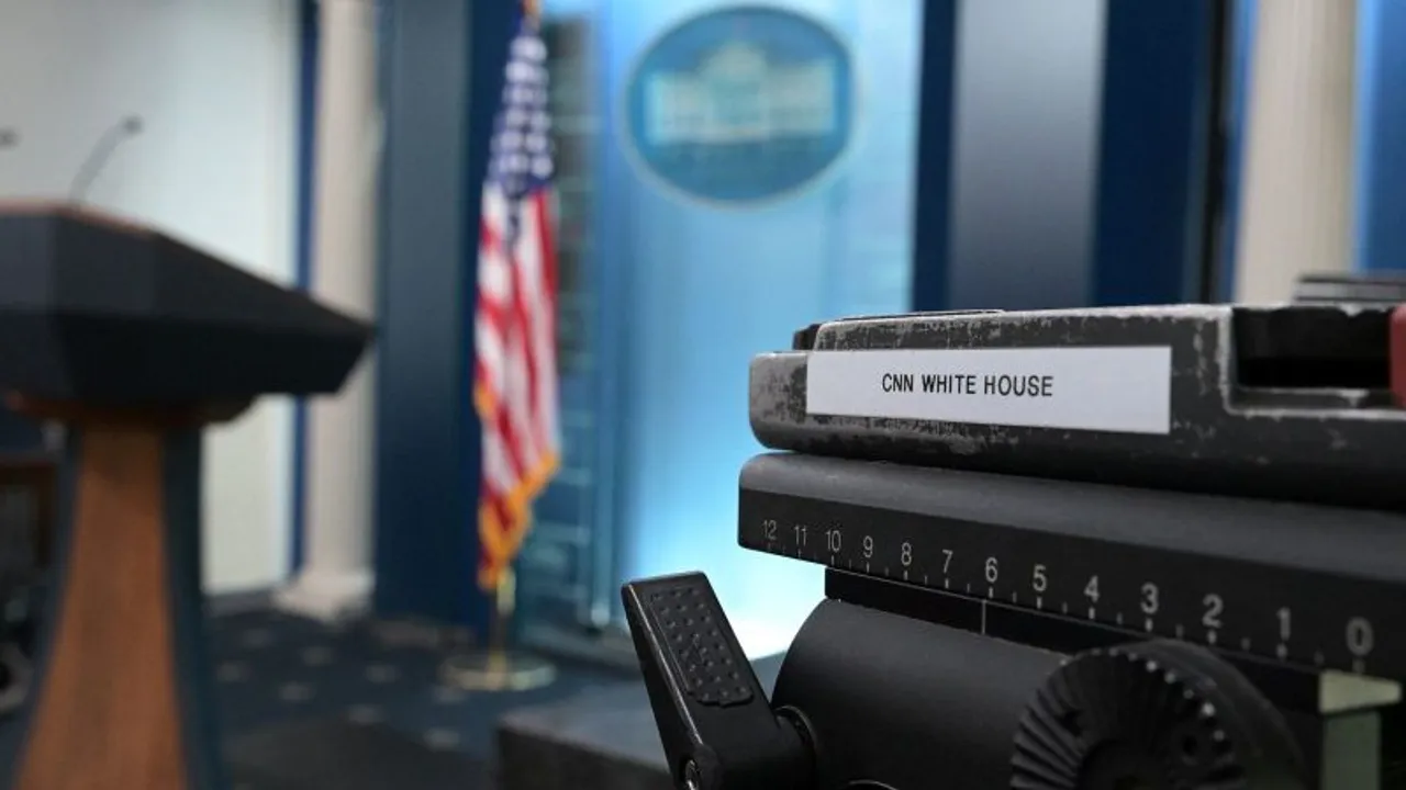 Cámara de televisión con la etiqueta de CNN frente al atril de la sala de prensa de la Casa Blanca.