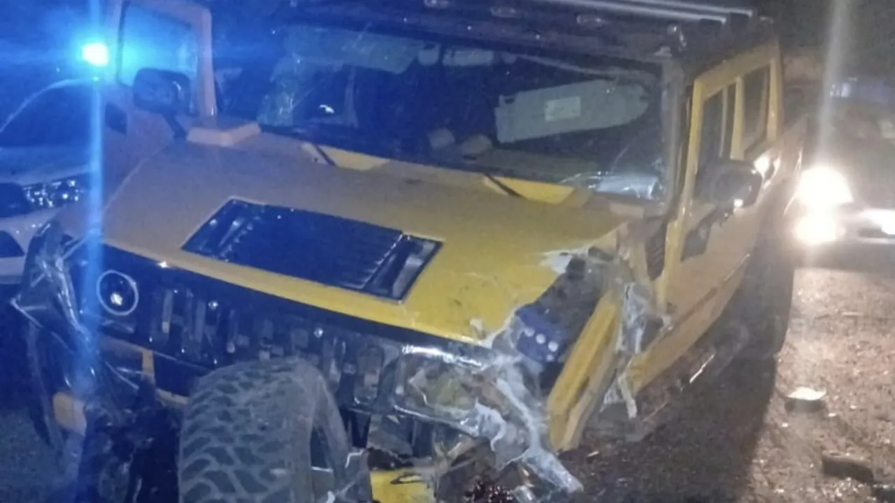 Camioneta Hummer amarilla con graves daños en la parte frontal tras una colisión vial nocturna.