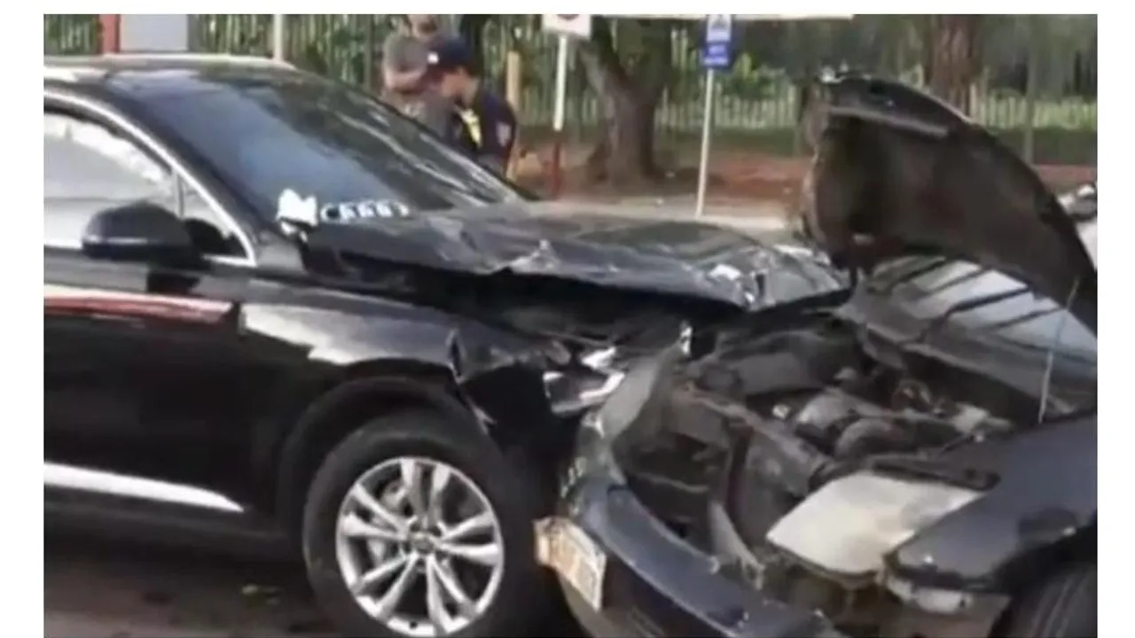 Dos vehículos colisionados en una calle urbana tras un choque frontal y trasero