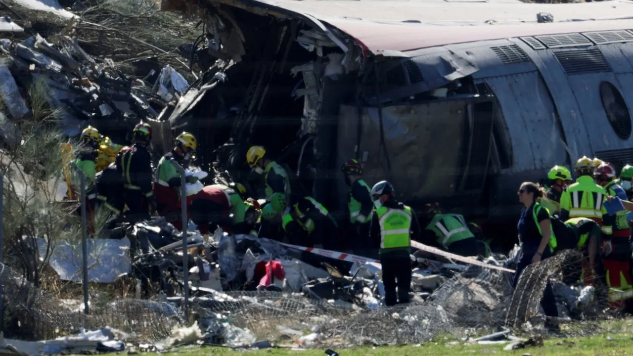 Bomberos y rescatistas con cascos amarillos trabajan entre los restos de vagones destrozados en una vía de tren.