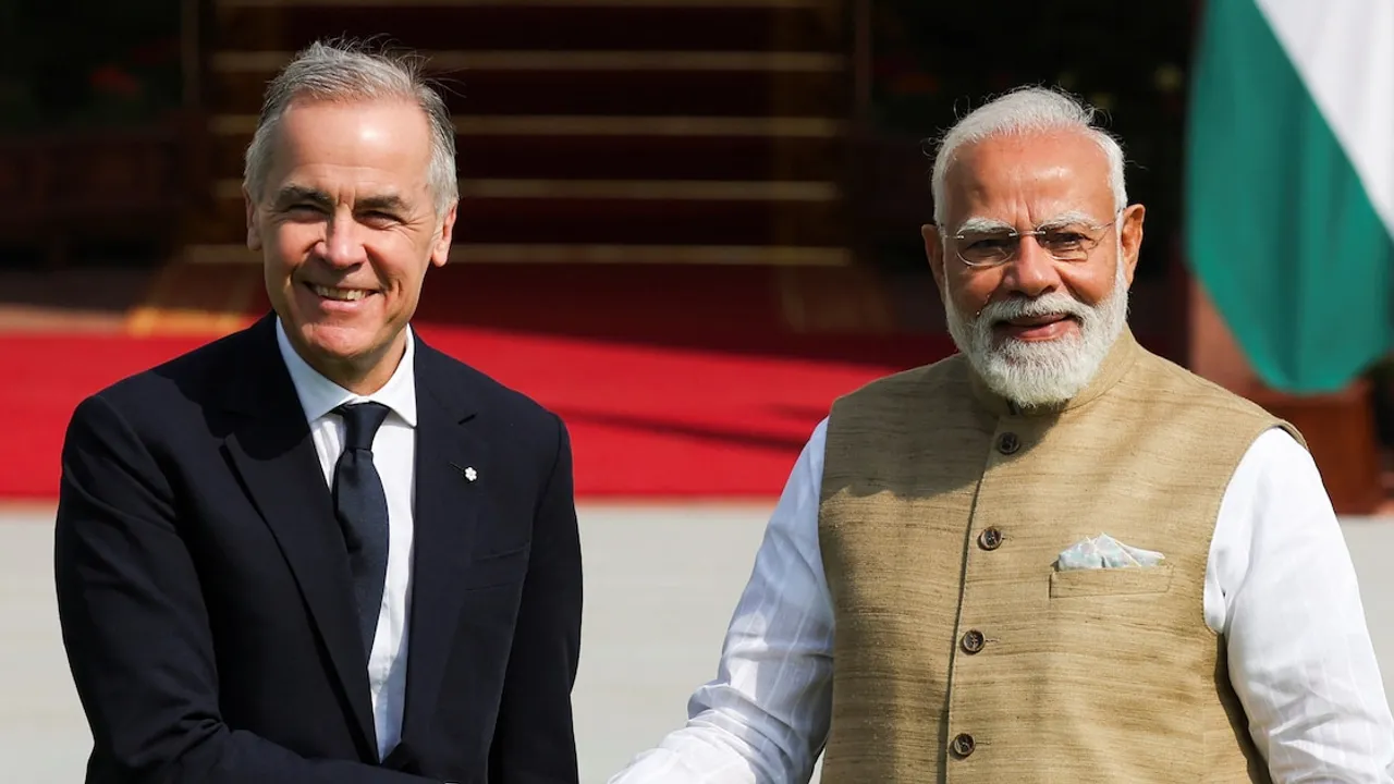 Mark Carney y Narendra Modi sonríen y se estrechan la mano durante un acto institucional conjunto