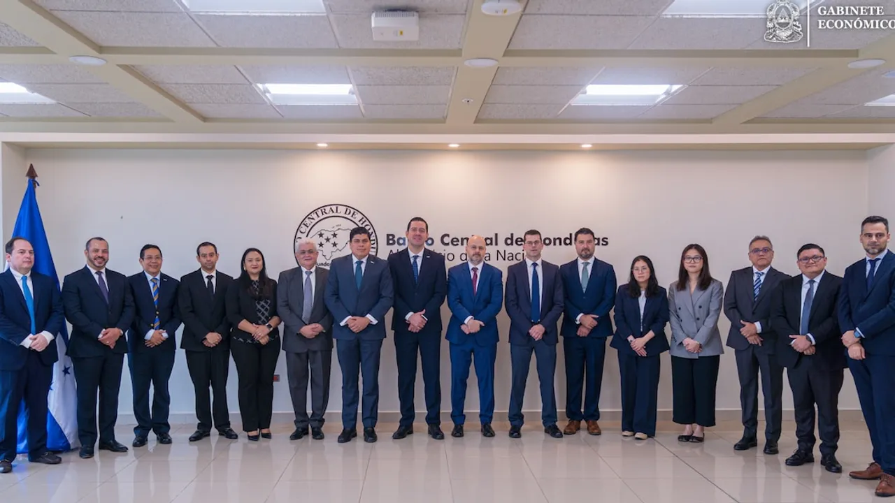 Integrantes del Gabinete Económico y representantes del organismo posan juntos en el Banco Central de Honduras.