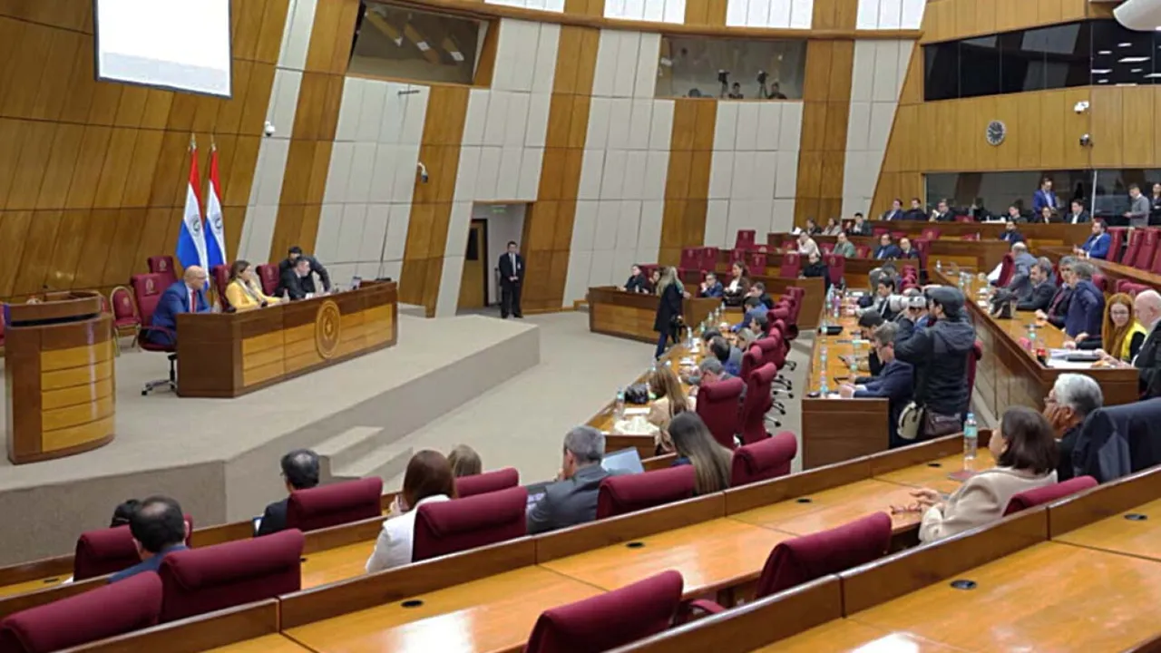 Varios legisladores participan en una sesión de debate dentro de la sala plenaria de la Comisión Bicameral del Congreso.