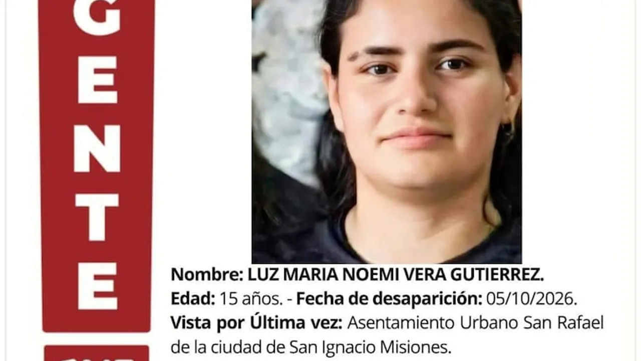 Afiche policial con el rostro de una adolescente y los datos personales sobre su búsqueda en San Ignacio.