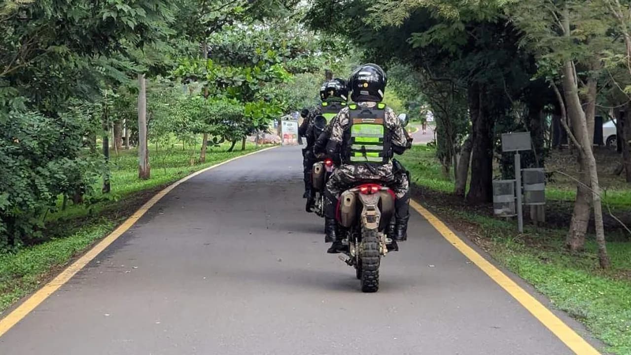 Efectivos motorizados de la unidad policial Lince con cascos y chalecos patrullan sobre un sendero asfaltado