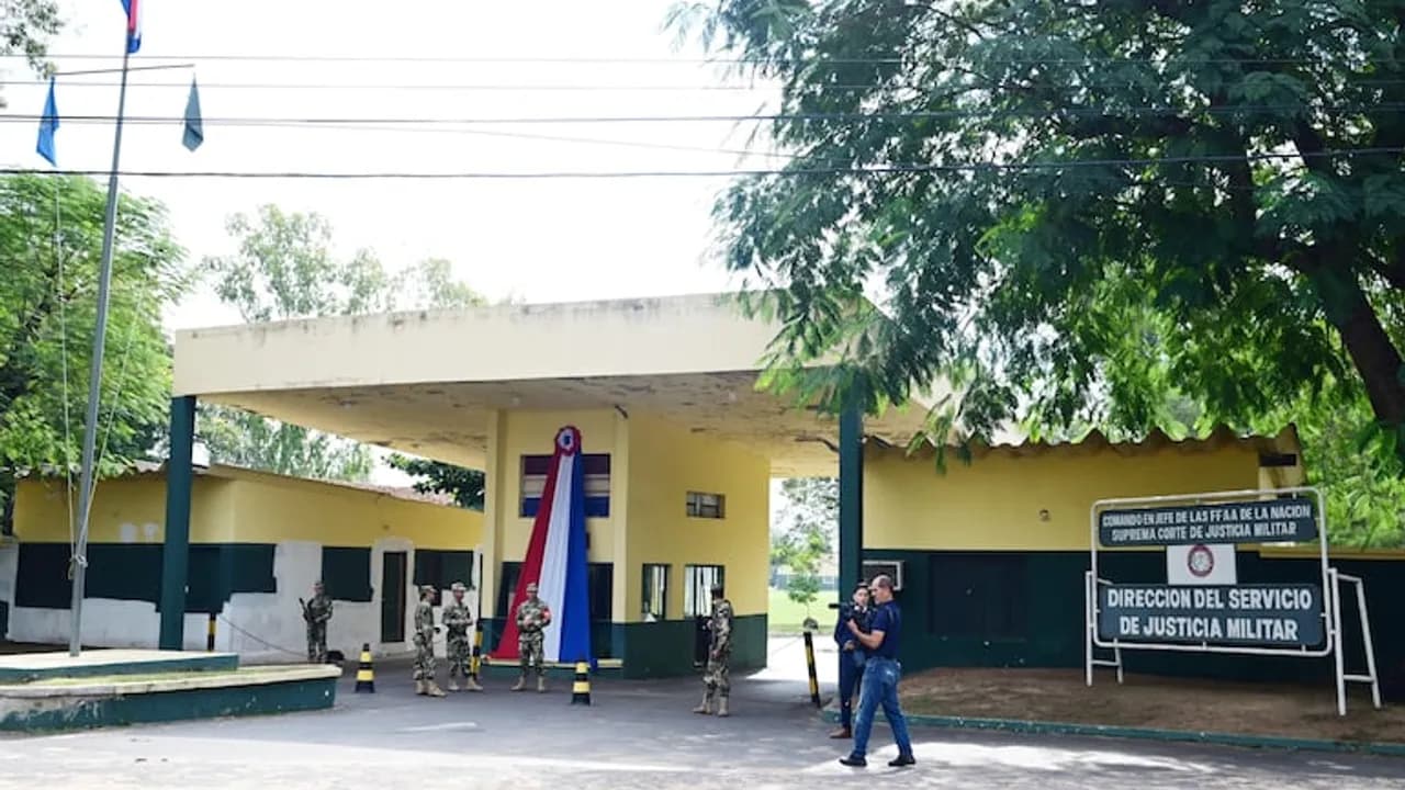 Fachada del acceso a la Dirección del Servicio de Justicia Militar con uniformados apostados frente a la guardia.