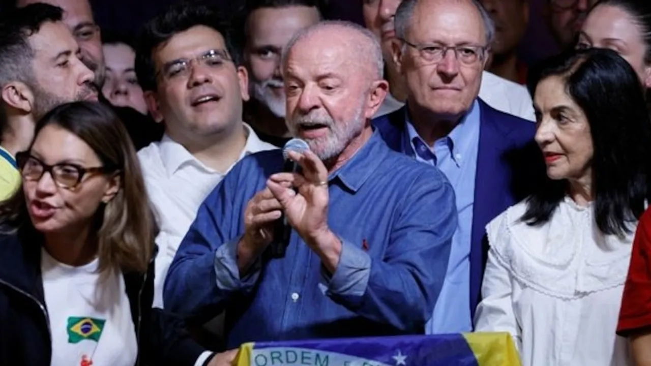 Luiz Inácio Lula da Silva habla con un micrófono en mano rodeado de sus aliados políticos durante un acto público.