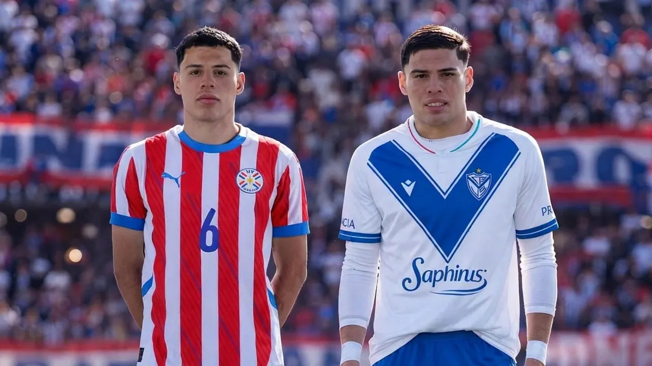 Futbolista con la camiseta albirroja de Paraguay junto a otro deportista con indumentaria de Vélez Sarsfield.
