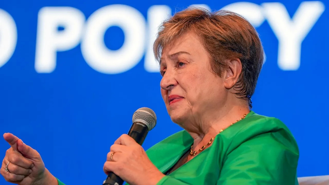 Kristalina Georgieva habla con un micrófono en la mano vestida con un traje verde durante una conferencia oficial.