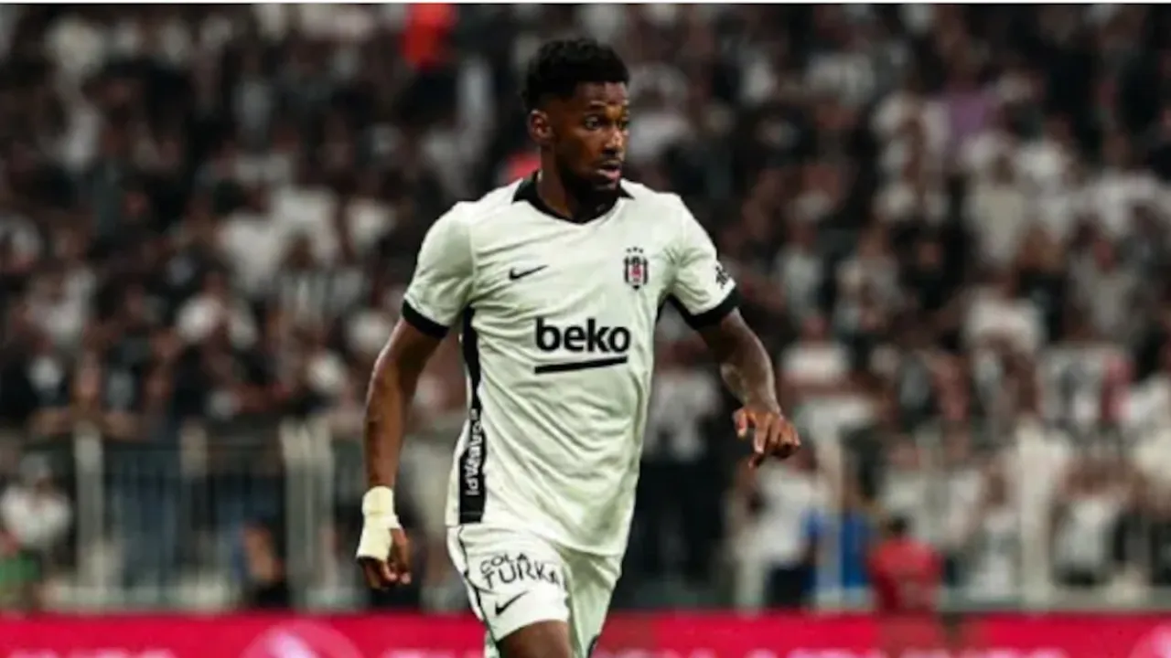 El futbolista Amir Murillo viste la camiseta blanca del Beşiktaş durante un partido en un estadio colmado.