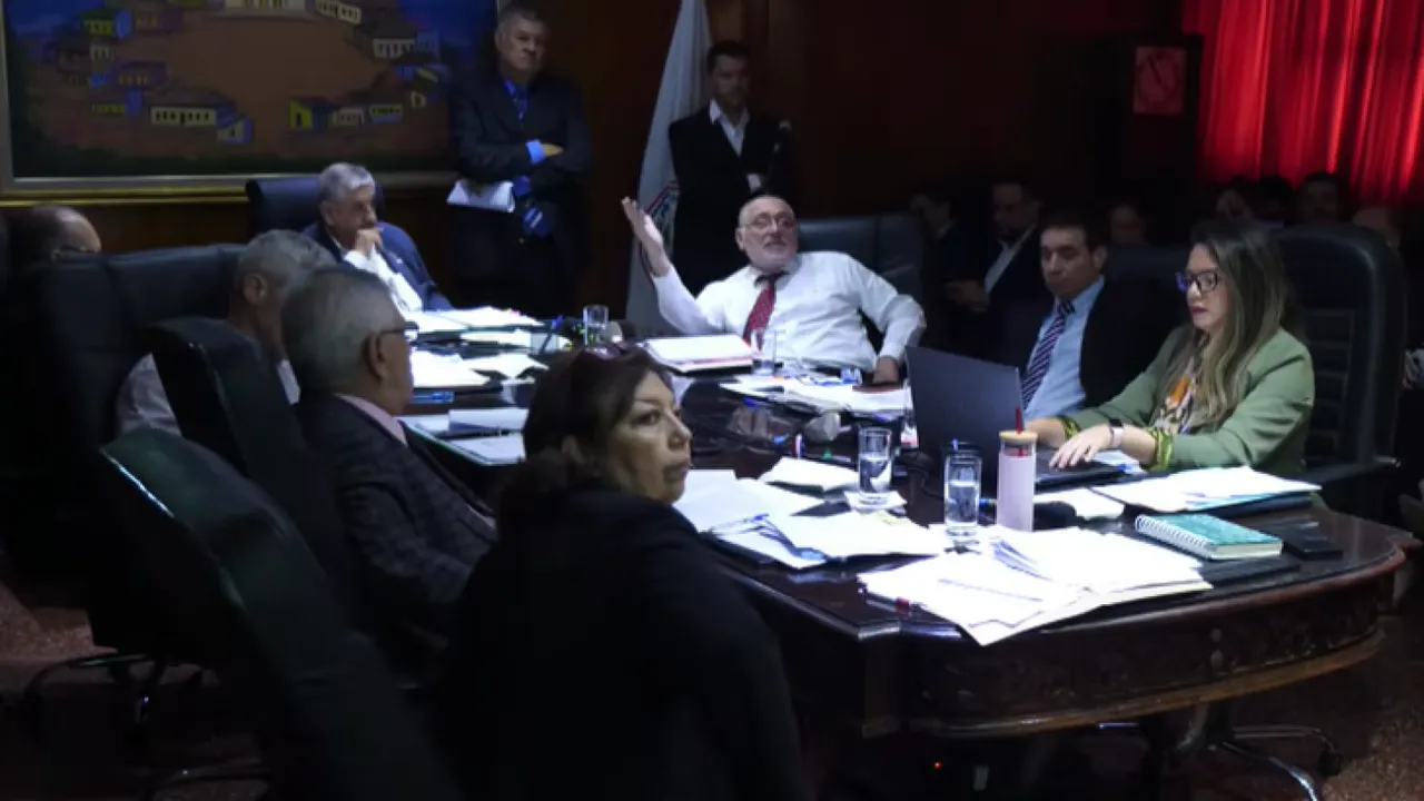 Reunión del Consejo de Administración del IPS en una sala de juntas con varios miembros sentados alrededor de una mesa.