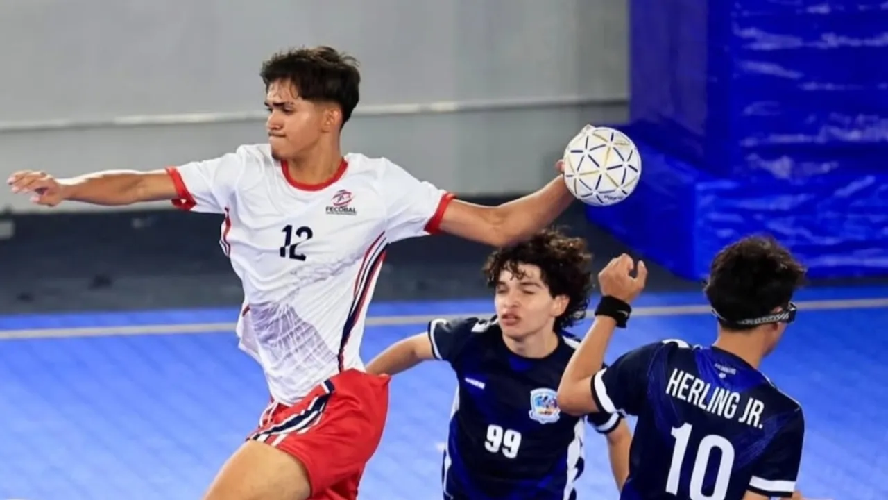 Jugador de balonmano salta con el balón en la mano derecha frente a la marca de dos defensores rivales.