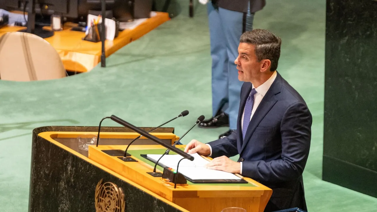 Santiago Peña vestido con traje formal brinda su discurso oficial desde el estrado de la Asamblea General de la ONU.
