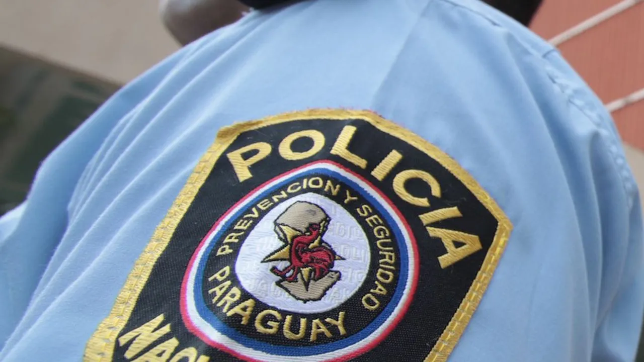Primer plano del parche del uniforme celeste de la Policía Nacional de Prevención y Seguridad de Paraguay.