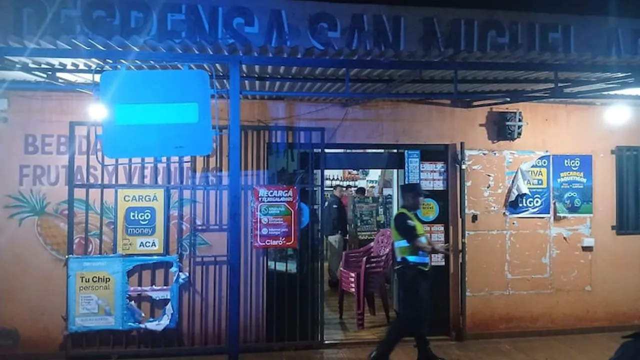 Fachada de la despensa San Miguel de noche con un agente de policía uniformado custodiando la entrada del local.