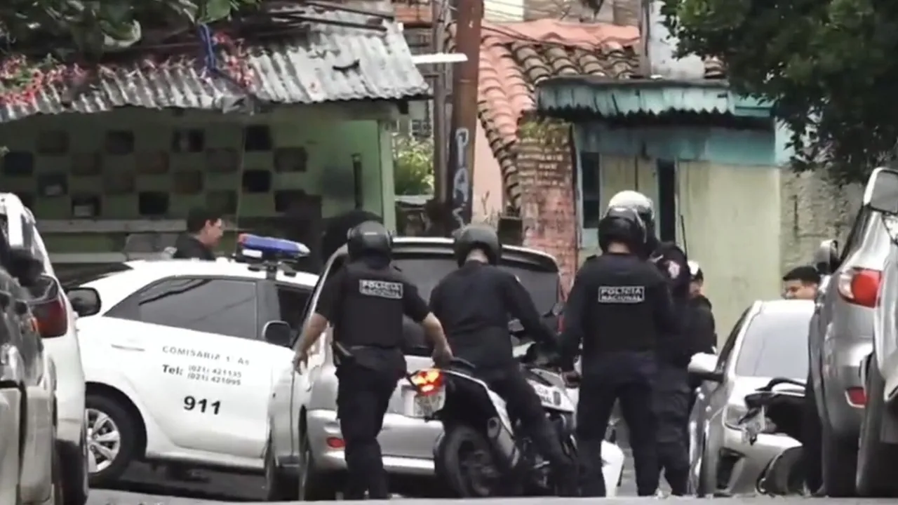 Agentes policiales motorizados y patrulleras rodean un vehículo en un callejón urbano tras un operativo.