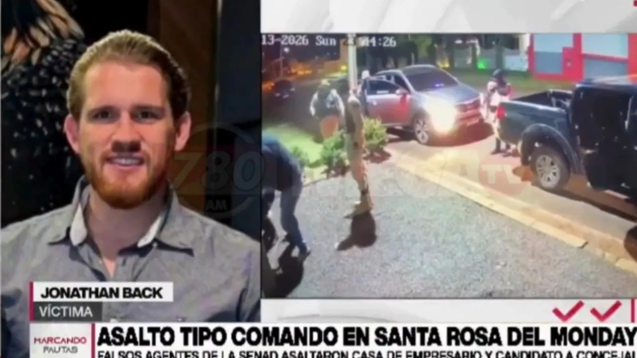 Pantalla dividida con el candidato Jonathan Back y cámaras de seguridad mostrando vehículos y asaltantes armados.