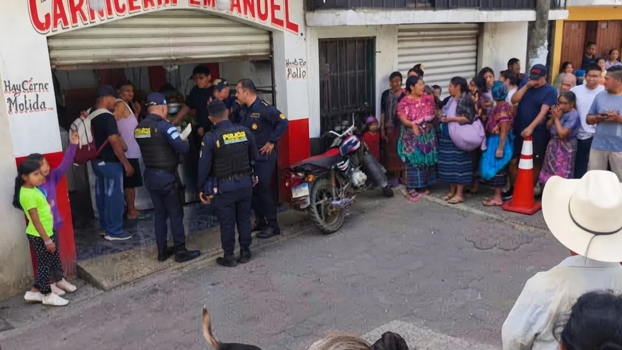 Agentes policiales y vecinos se congregan frente a una carnicería donde ocurrió un ataque armado.