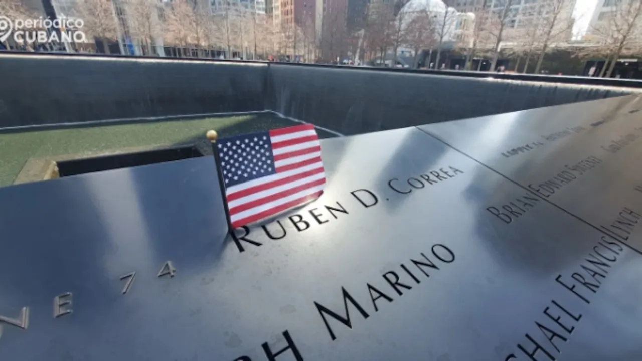 Bandera de Estados Unidos sobre el monumento del Memorial del 11 de septiembre en Nueva York con nombres grabados.