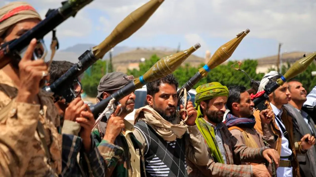 Combatientes con vestimenta tradicional yemení sostienen lanzacohetes tipo RPG alineados al aire libre.