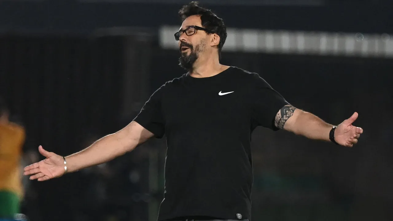 Pablo Sánchez, con lentes y remera negra deportiva de mangas cortas, extiende los brazos abiertos durante un partido.