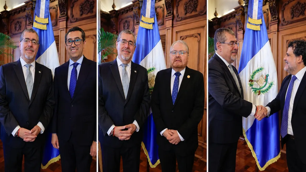 Bernardo Arévalo posa de pie en tres tomas junto a nuevas autoridades frente a la bandera guatemalteca en un salón oficial.