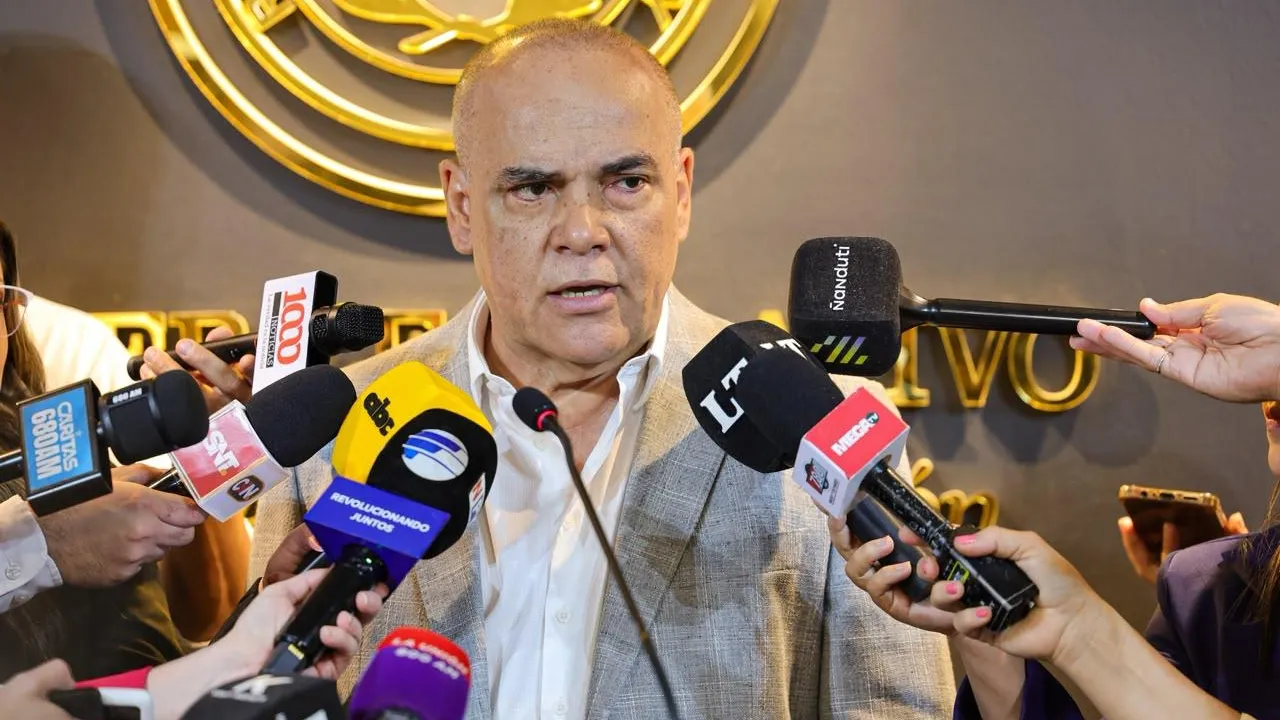 Basilio Bachi Núñez con traje claro declarando ante numerosos micrófonos de medios de prensa.